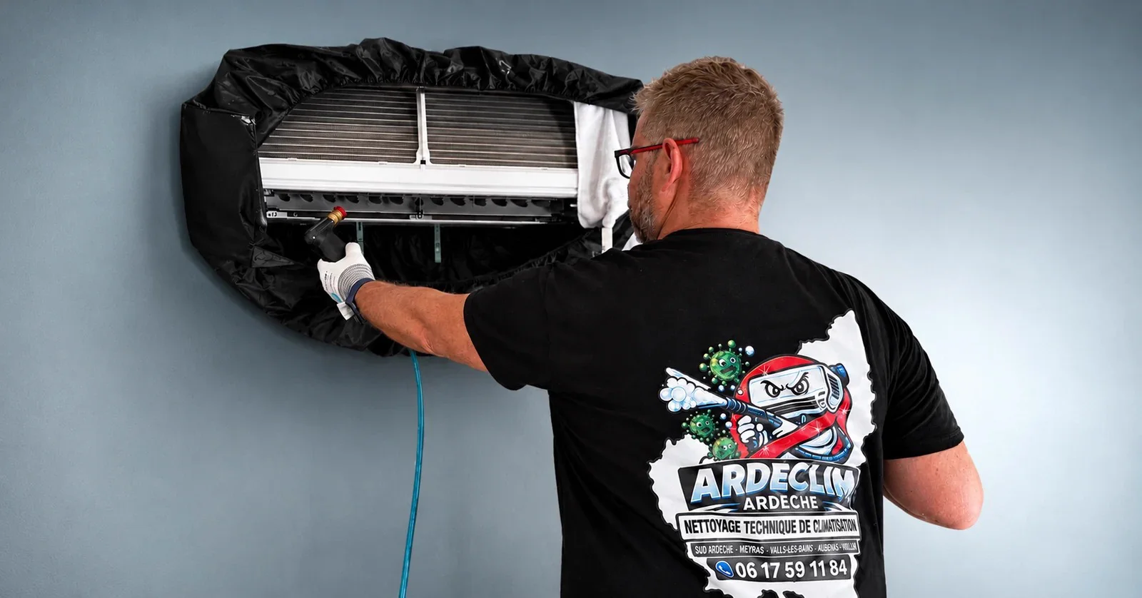 Technicien ARDECLIM réalisant le nettoyage approfondi d'une climatisation