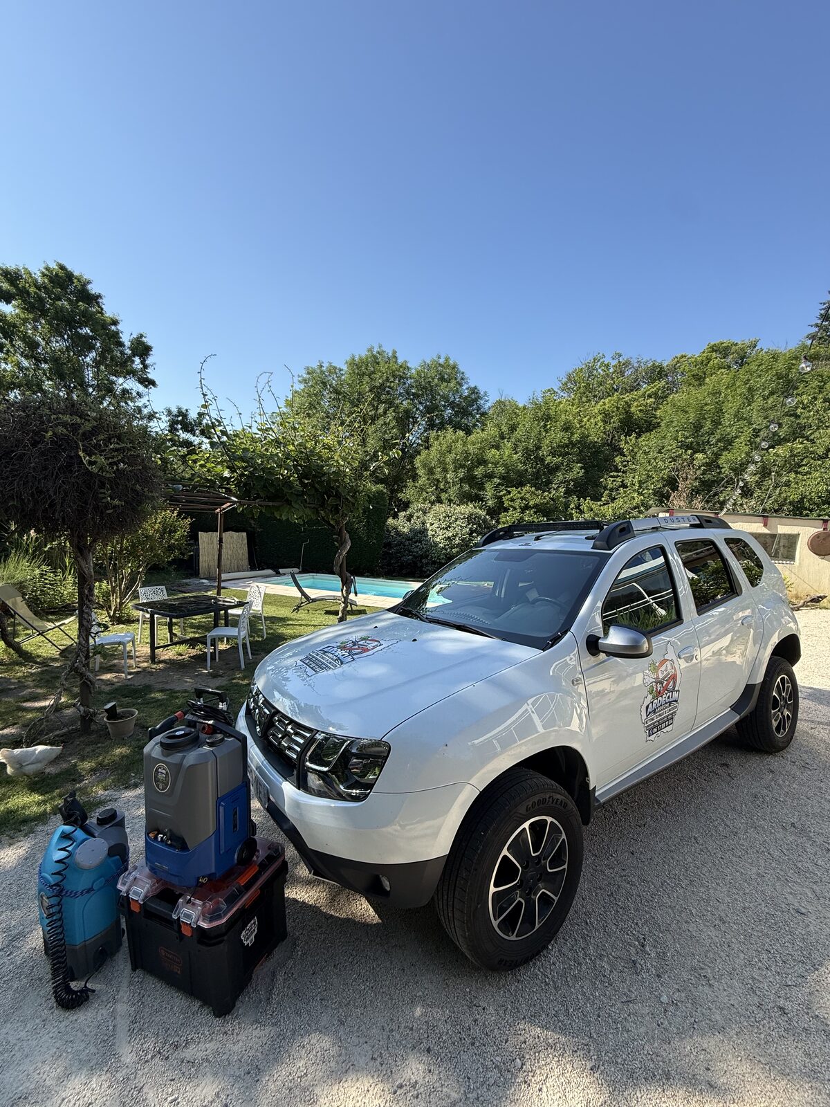 Véhicule ARDECLIM floqué et matériel professionnel de nettoyage de climatisation en Sud Ardèche