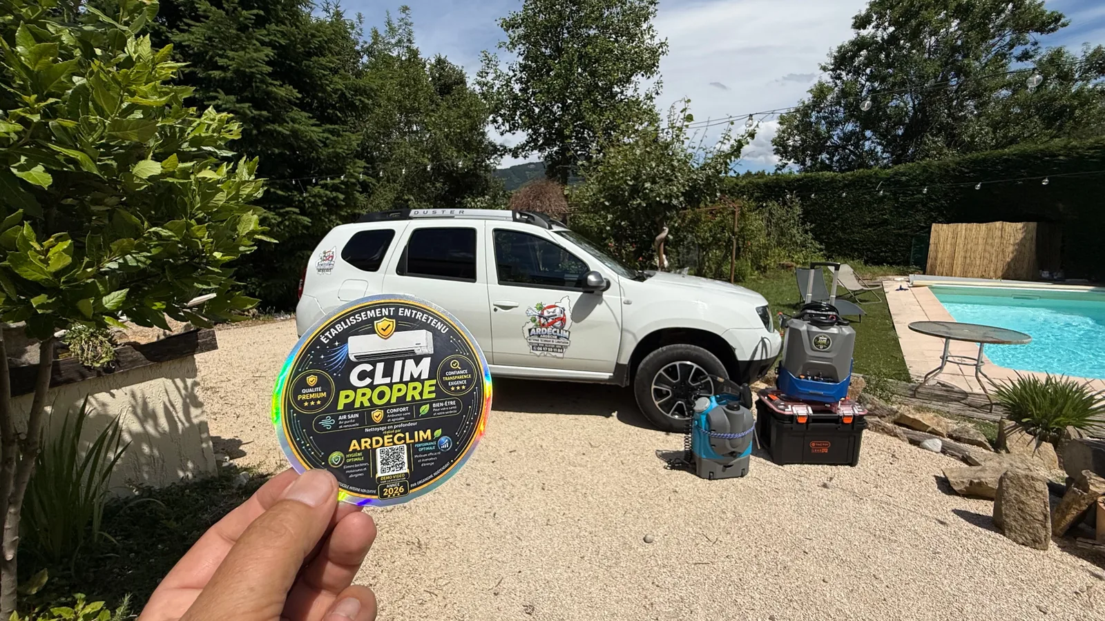 Véhicule ARDECLIM floqué et matériel professionnel — nettoyage de climatisation en Sud Ardèche et Drôme provençale